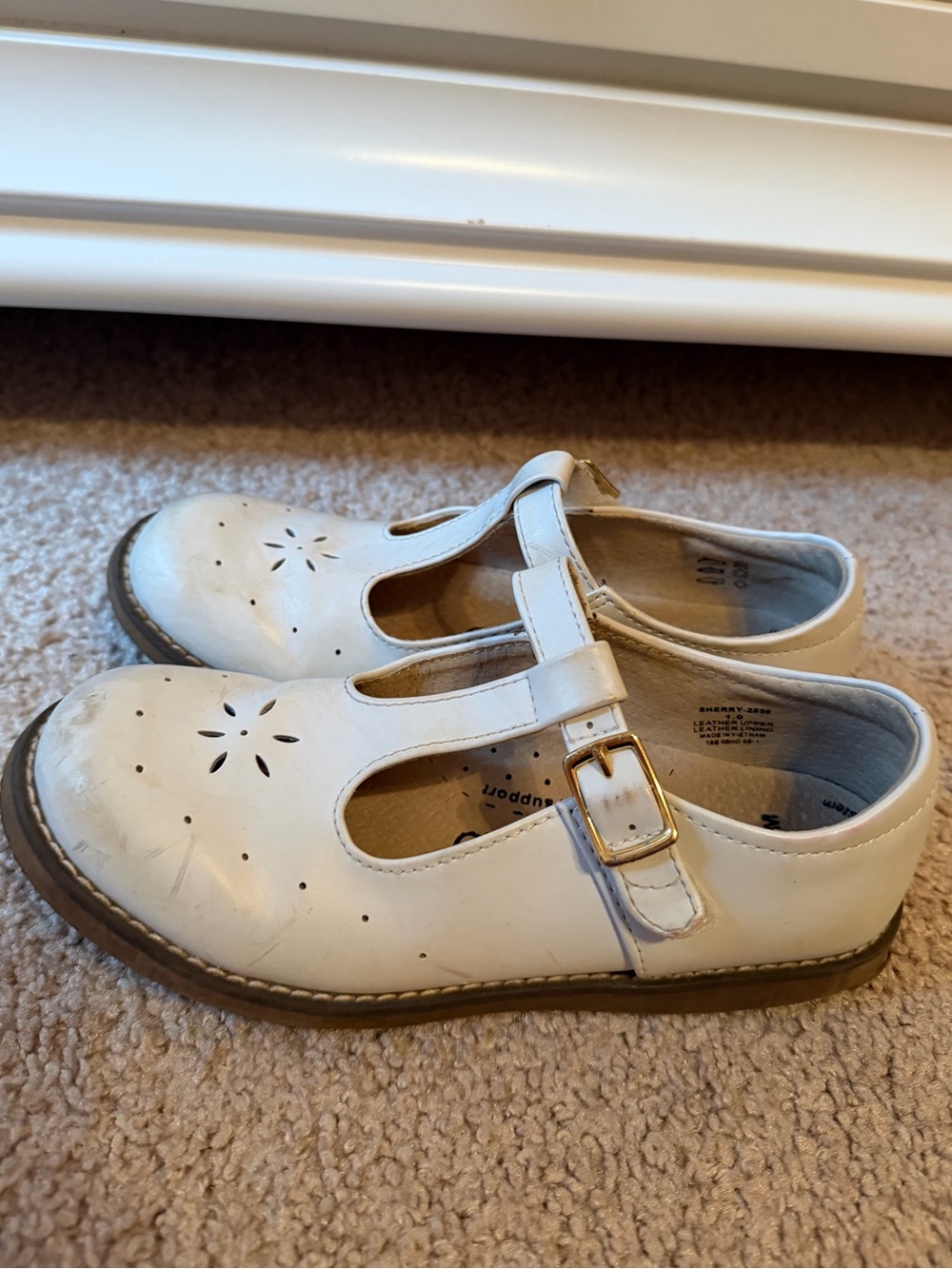 Footmates white t strap Mary Jane shoes size 1